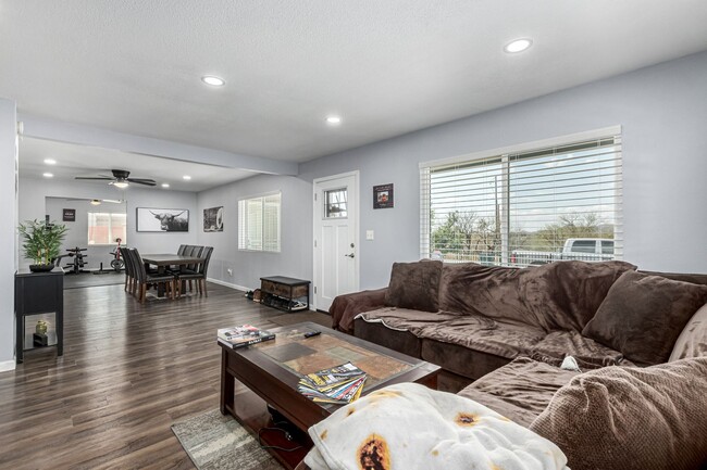 Building Photo - Spacious 4-bedroom available 6/1