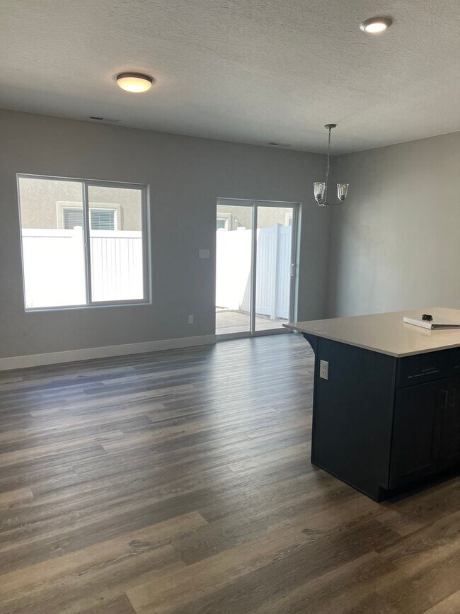Building Photo - Ready To Move in! New 2 Bed 3 bath!
