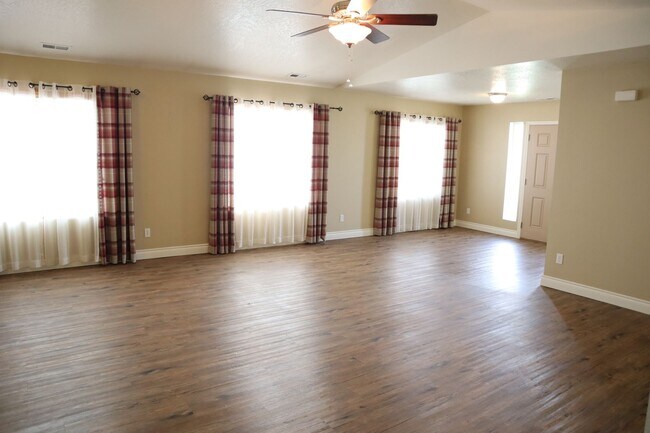 Building Photo - Cozy Home in The Landings