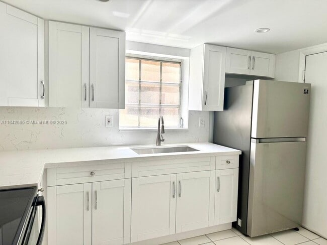 Building Photo - 10901 N Kendall Dr