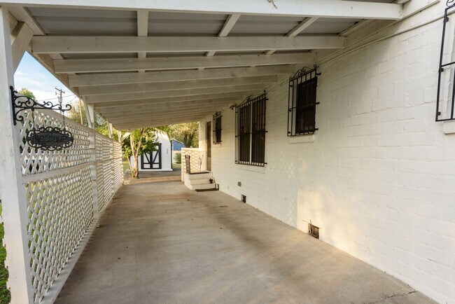 Building Photo - CHARMING 2BD/1BTH HOME ON A LARGE LOT WITH...