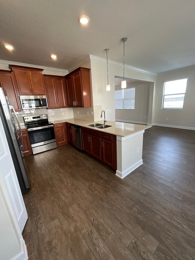 Building Photo - Gorgeous Townhom