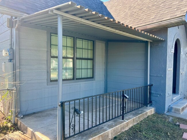 Building Photo - Newly renovated home with all the modern t...