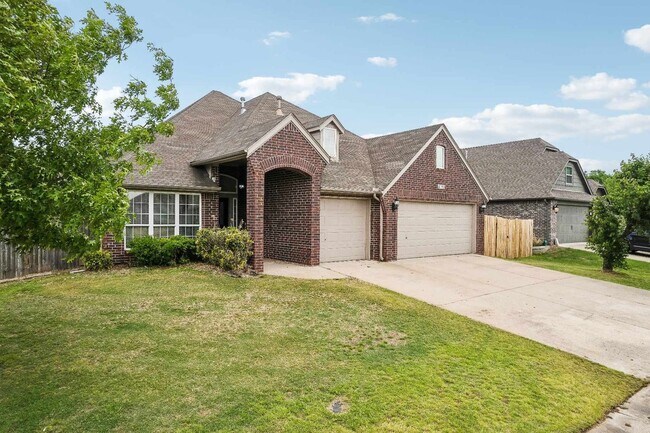 Foto del edificio - 5 Bed / 2 Bath in Broken Arrow!