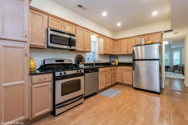 Building Photo - 3633 N Ravenswood Ave