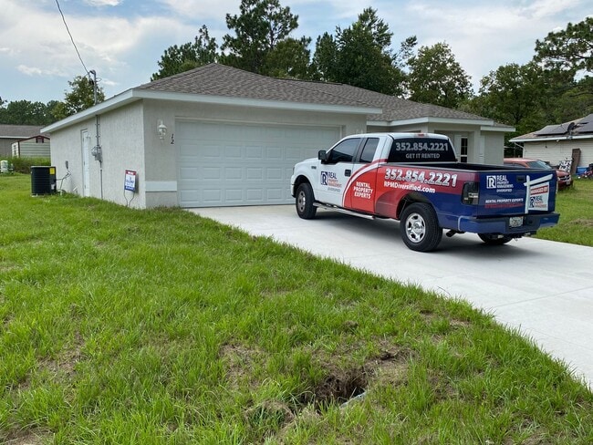 Building Photo - Custom Home - Desirable SE Ocala Neighborh...