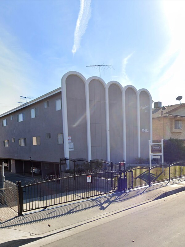 Building Photo - 10632 Western Ave