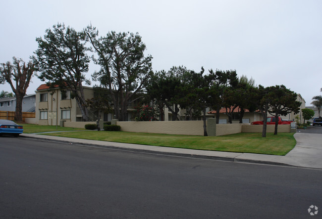Building Photo - Hillside Villas