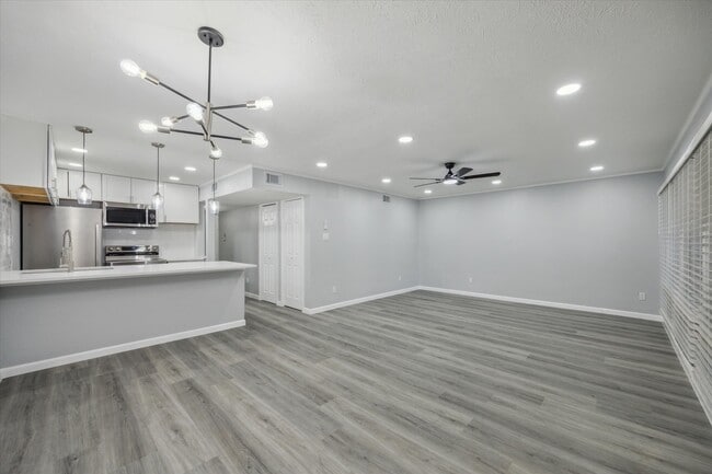 Building Photo - 3271 Sul Ross St