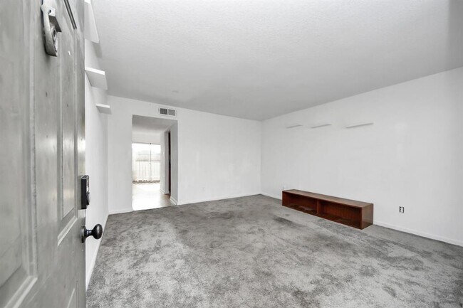 Foto del edificio - 8100 Creekbend Dr