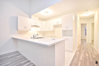 Building Photo - 1611 Av. de la Gare