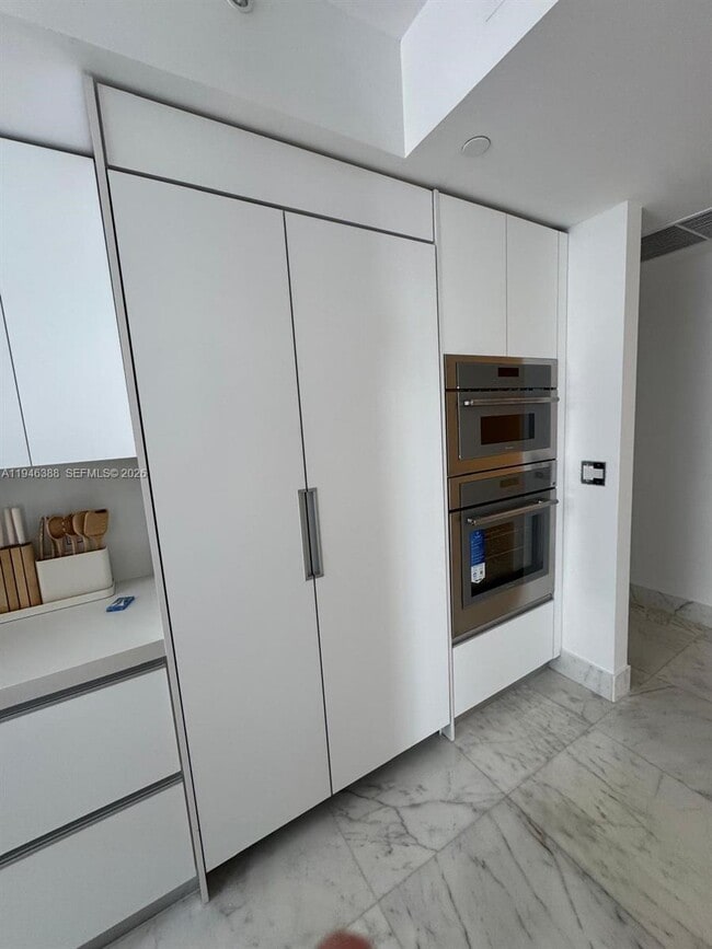 Building Photo - 1010 Brickell Ave