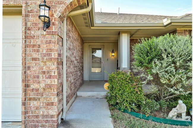 Foto del edificio - Gorgeous 3 bed 2 bath in Chickasha! SOLAR ...