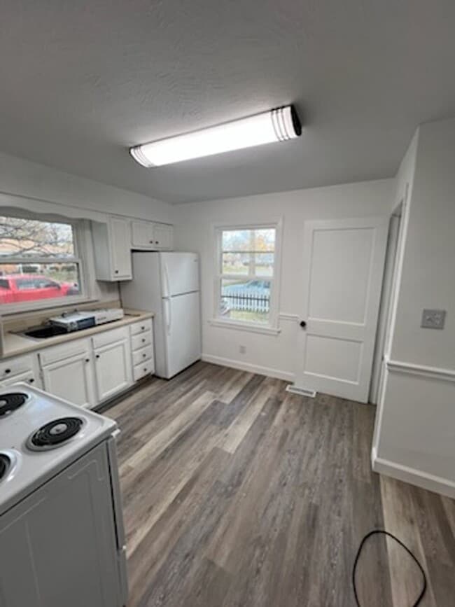 Building Photo - 706 Outer Park Dr