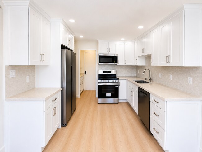 Foto del edificio - Townhome has been remodeled top to bottom, everything brand new!