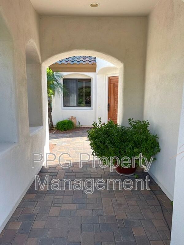Building Photo - 945 W Sycamore Ln