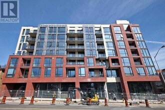 Building Photo - 2118-2118 Bloor St W