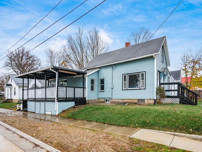 Building Photo - 501 Oak St
