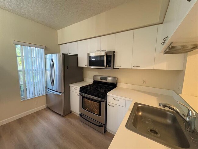 Foto del edificio - 7835 Dixie Beach Cir