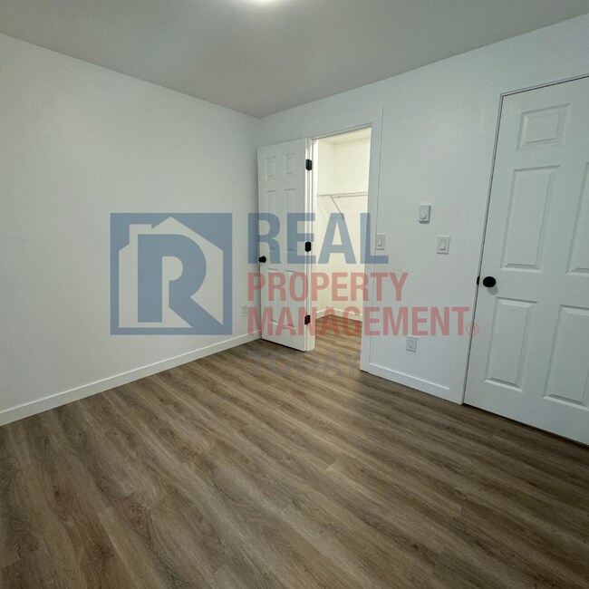 Building Photo - Experience Modern Comfort in the Heart of ...