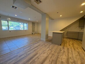 Building Photo - 109 S Orange Ave