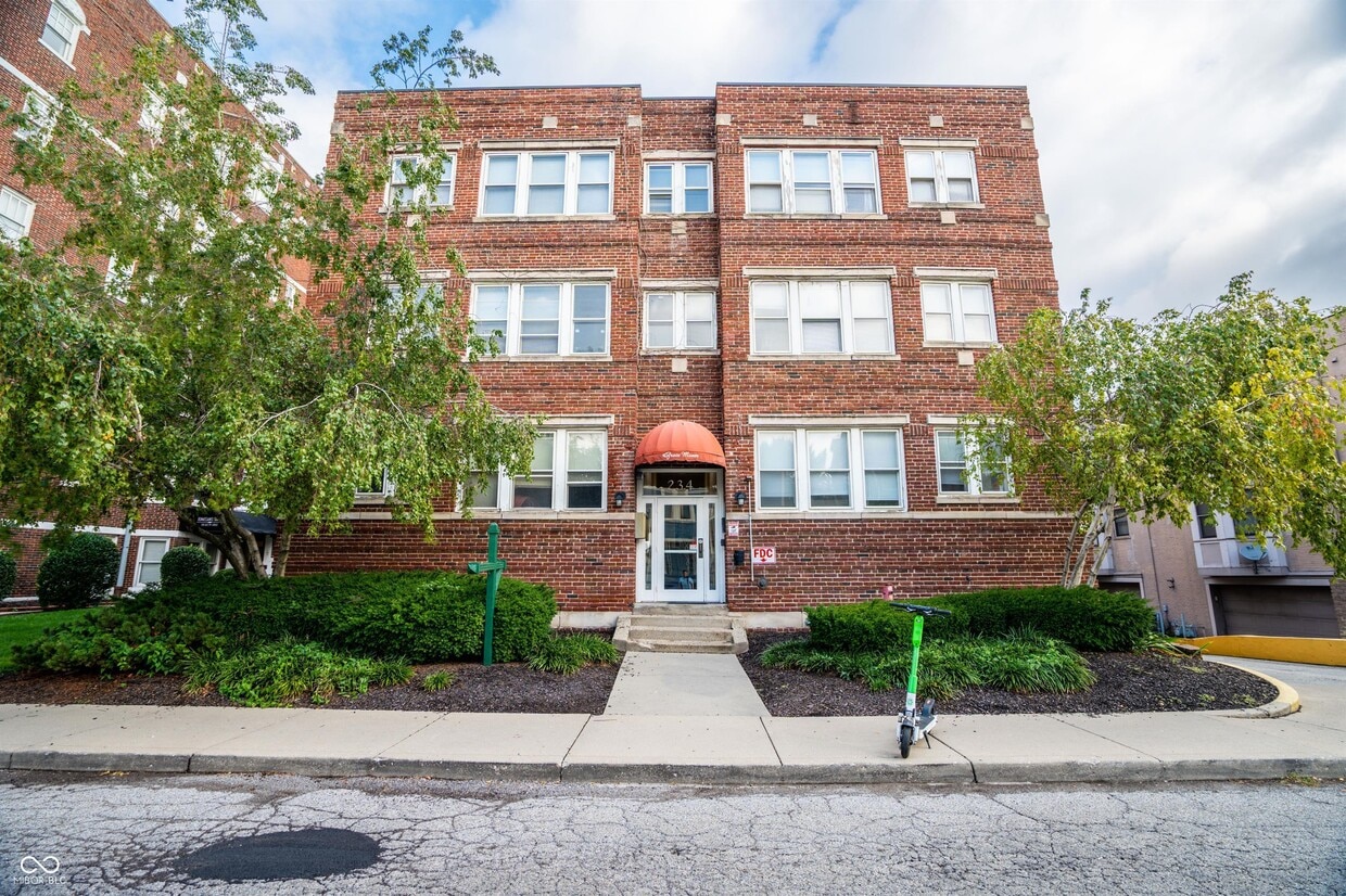 Foto principal - 234 E 9th St