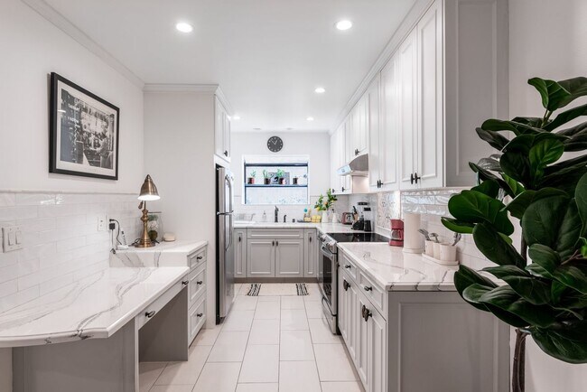 Foto del edificio - 1734 N Fuller Ave
