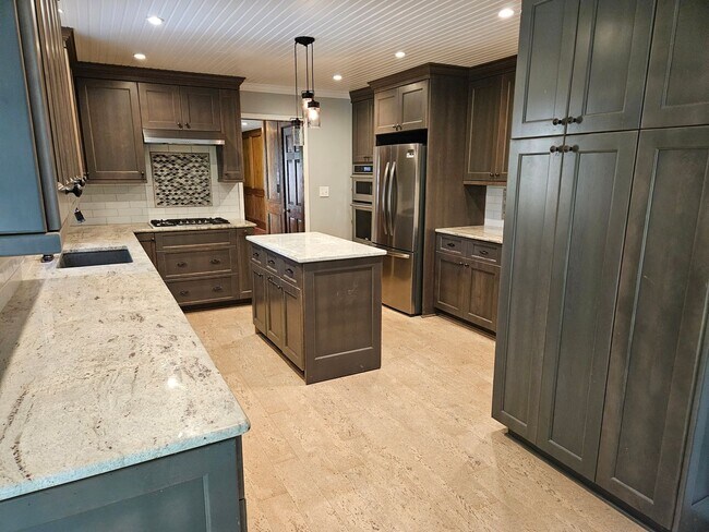 Building Photo - Beautiful 5 bed 2.5 bath home located in E...