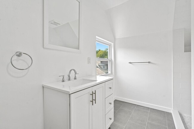 Building Photo - Beautiful Morningside 3 bed 2 bath - compl...