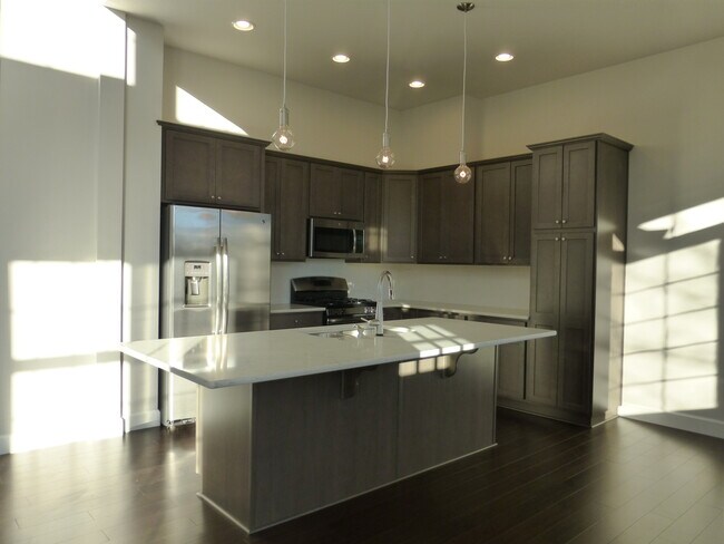 Building Photo - Beautiful 4 BR, 2 1/2 BA with main floor B...