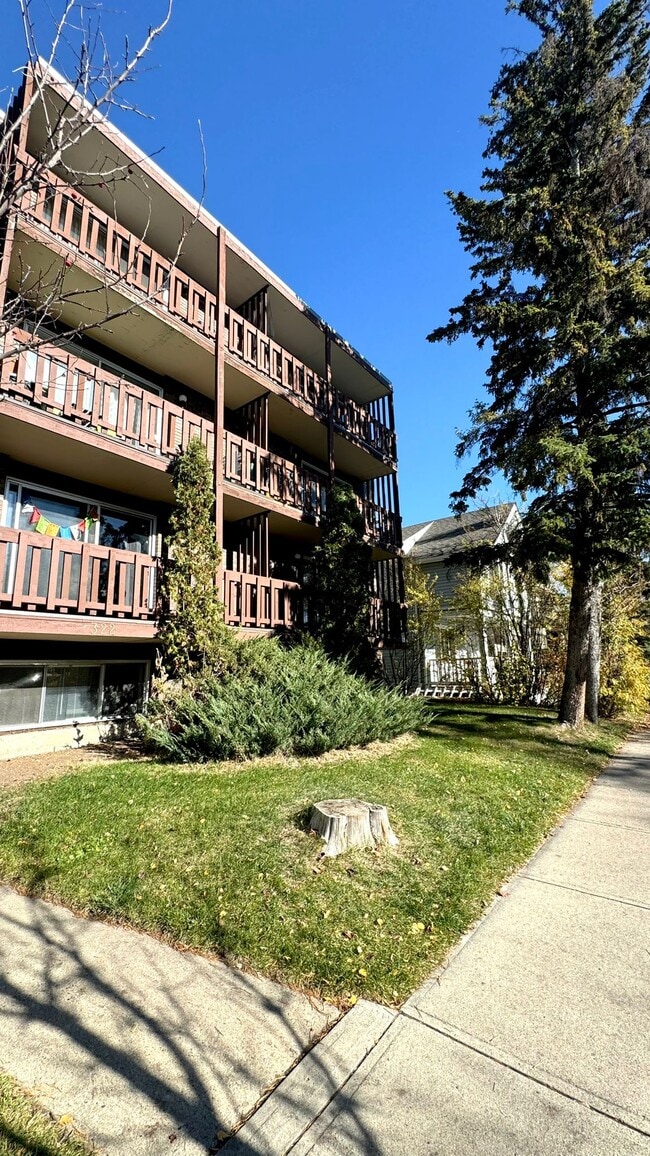 Building Photo - 322-326 6 Ave NE
