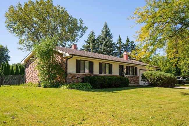 Foto del edificio - 915 Camelot Dr