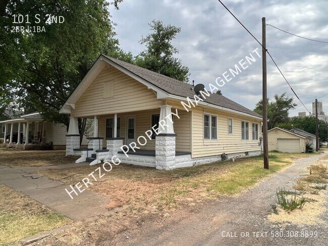 Building Photo - Adorable 2 bedroom 1 bath home with a deta...