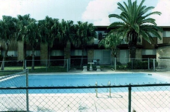Building Photo - 704 W Corral Ave