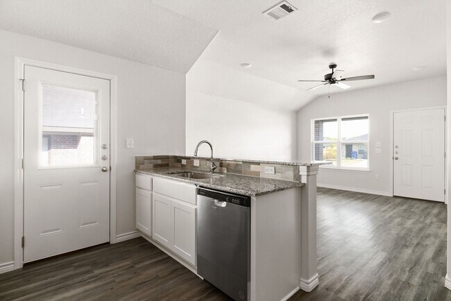 Building Photo - Brand New Duplex
