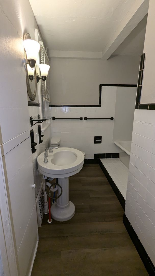 Foto del edificio - 1-Bedroom, 1-Bathroom Duplex Home for Rent...