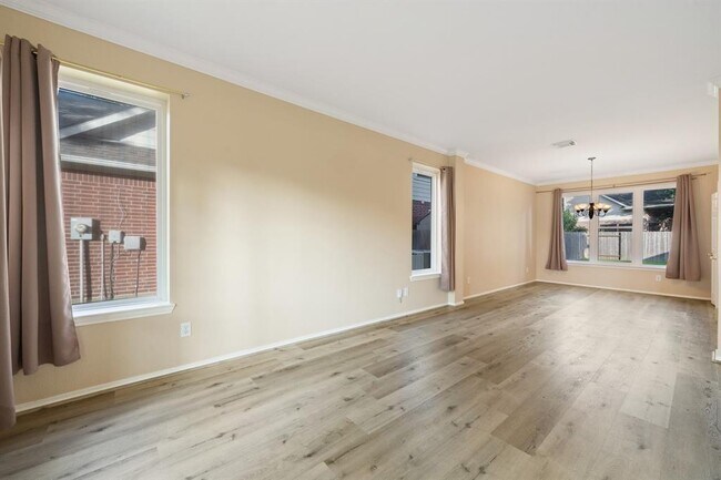 Building Photo - 15423 Clear Valley Dr