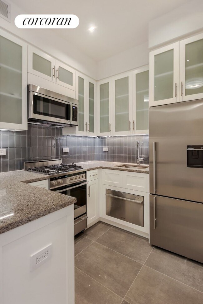 Foto del edificio - 215 W 10th St
