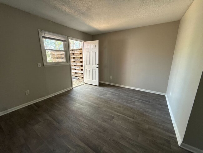 Foto del edificio - 731 Old Liberty Rd