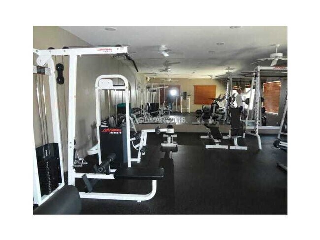 Foto del edificio - N.W. GATED COZY CONDO W/ COMMUNITY POOL AND SPA