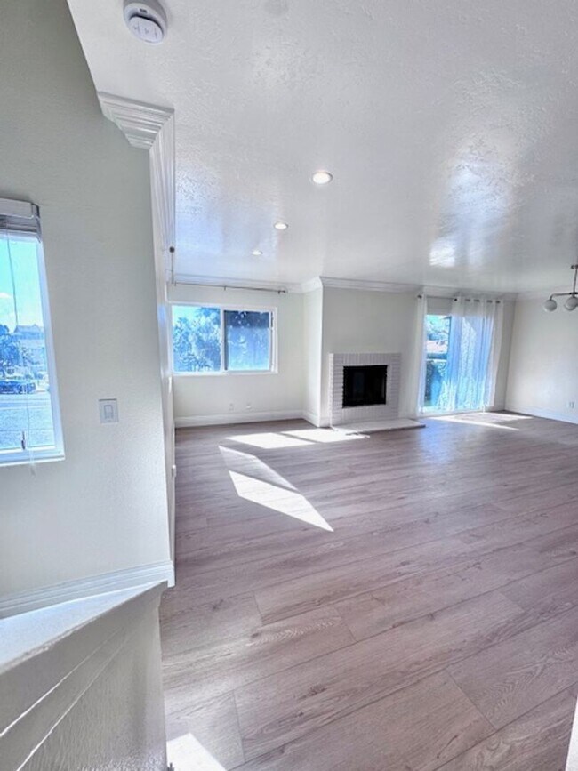 Building Photo - Remodeled townhome