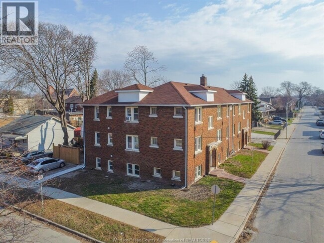 Building Photo - 706 Elliott St E