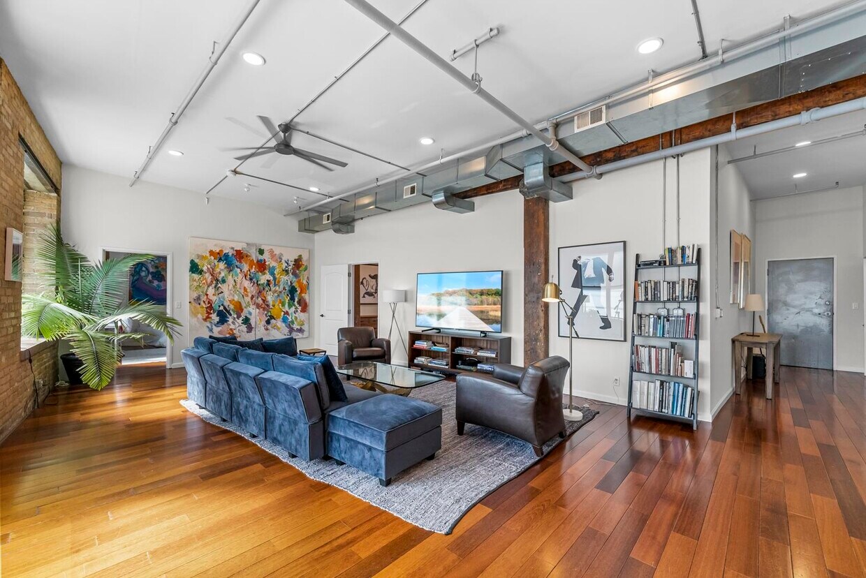 Primary Photo - 1620 Manhattan Ave