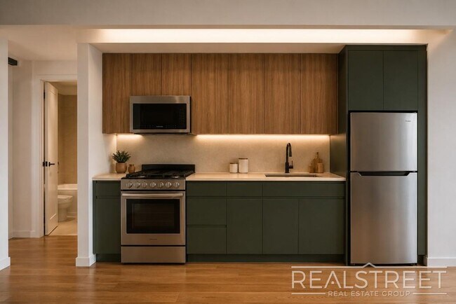 Foto del edificio - Three Bed Two Bath with Balcony!