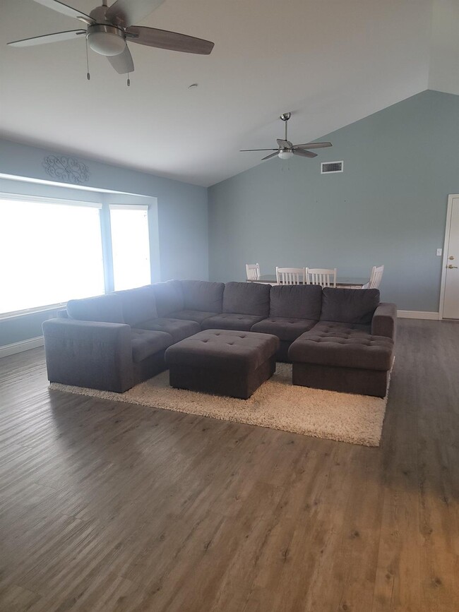 Foto del edificio - 5435 S Newmark Ave
