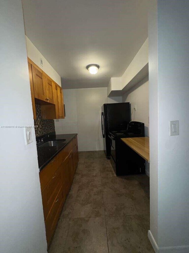 Building Photo - 1450 NE 171 St