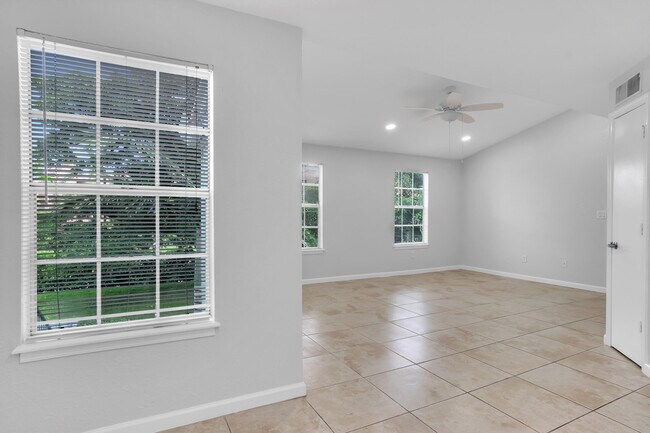 Building Photo - 1020 Crystal Way