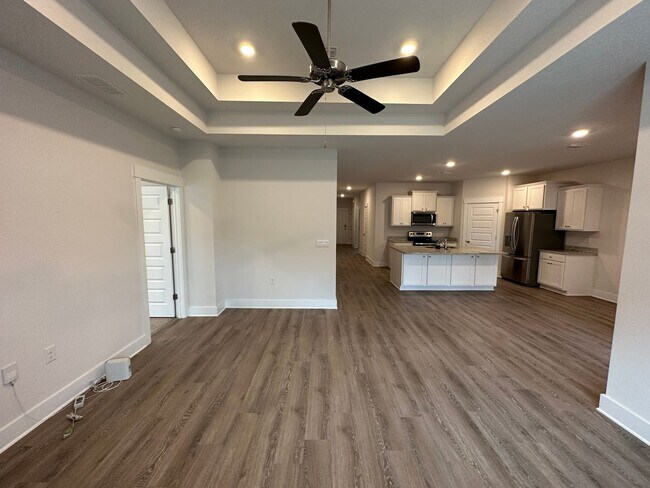 Foto del edificio - 4 bedroom 2 bath house with community pool...