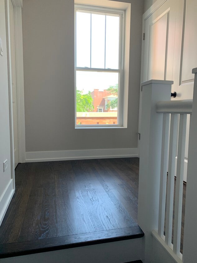 Foto principal - 5315 W Montrose Ave