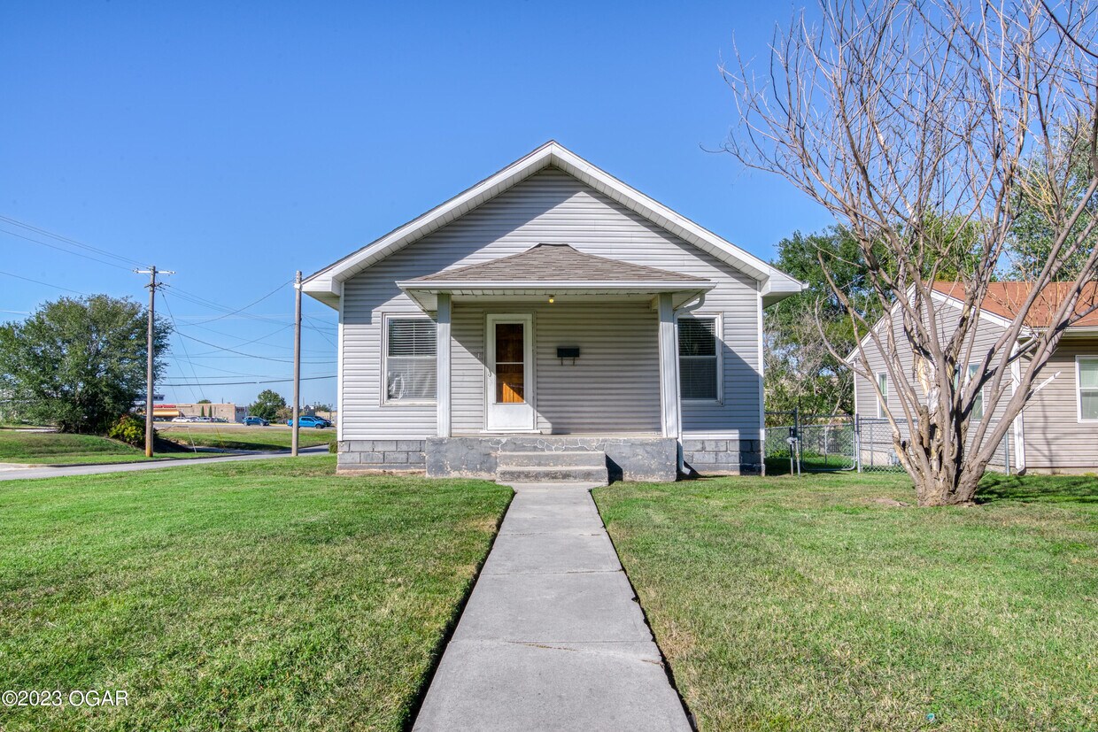 Primary Photo - 3101 E 8th St